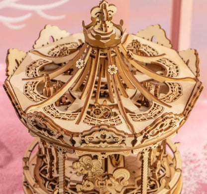 Holzbausatz Karussell als 3D Puzzle während des Aufziehmechanismus