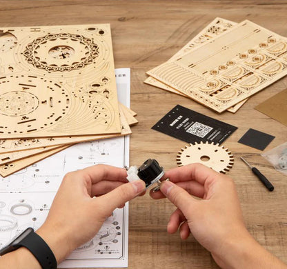 Detailansicht des 3D Holzpuzzles Karussell mit feiner Zahnradmechanik