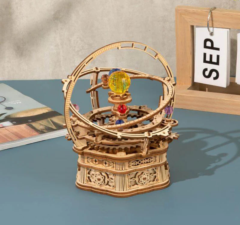 3D-Spieluhr Kleine Galaxy spielt sanfte Melodie während Planeten kreisen