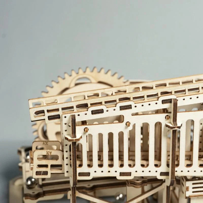 3D Puzzle Holzbausatz Murmelbahn Gesamtansicht mit Parcours von ROKR