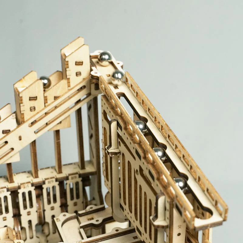 3D Holzpuzzle Murmelbahn Detailaufnahme des Zahnradsystems – ROKR