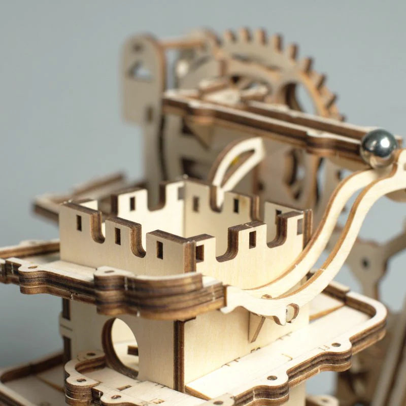 3D Holzpuzzle Murmelbahn beim Zusammenbau als Holz Konstruktor