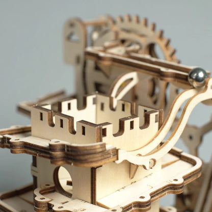 3D Holzpuzzle Murmelbahn beim Zusammenbau als Holz Konstruktor