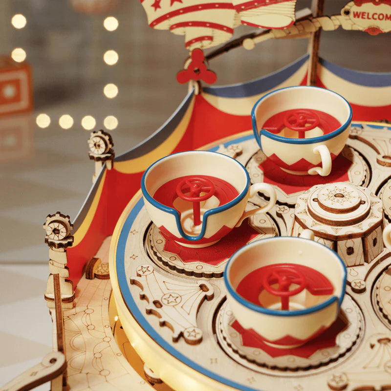 Holzbaukasten Tassenkarussell mit warmem Licht in Bewegung – ROKR