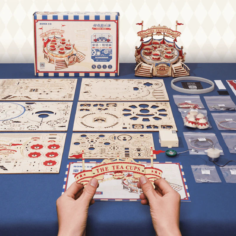 Holzbaukasten Tassenkarussell als 3D Holzpuzzle mit bunten Teetassen