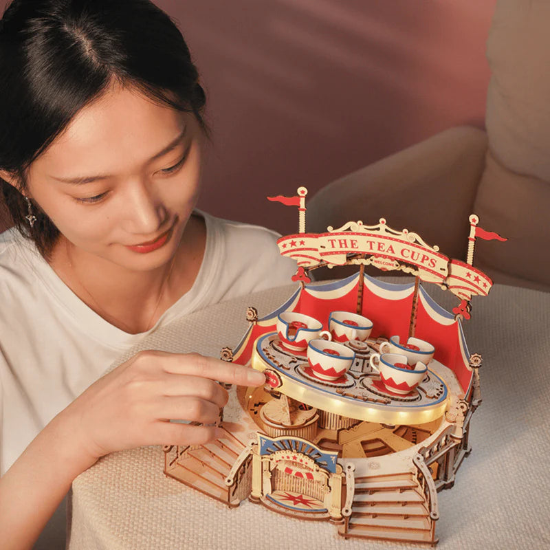 Holzbaukasten Tassenkarussell als 3D Holzpuzzle mit bunten Teetassen