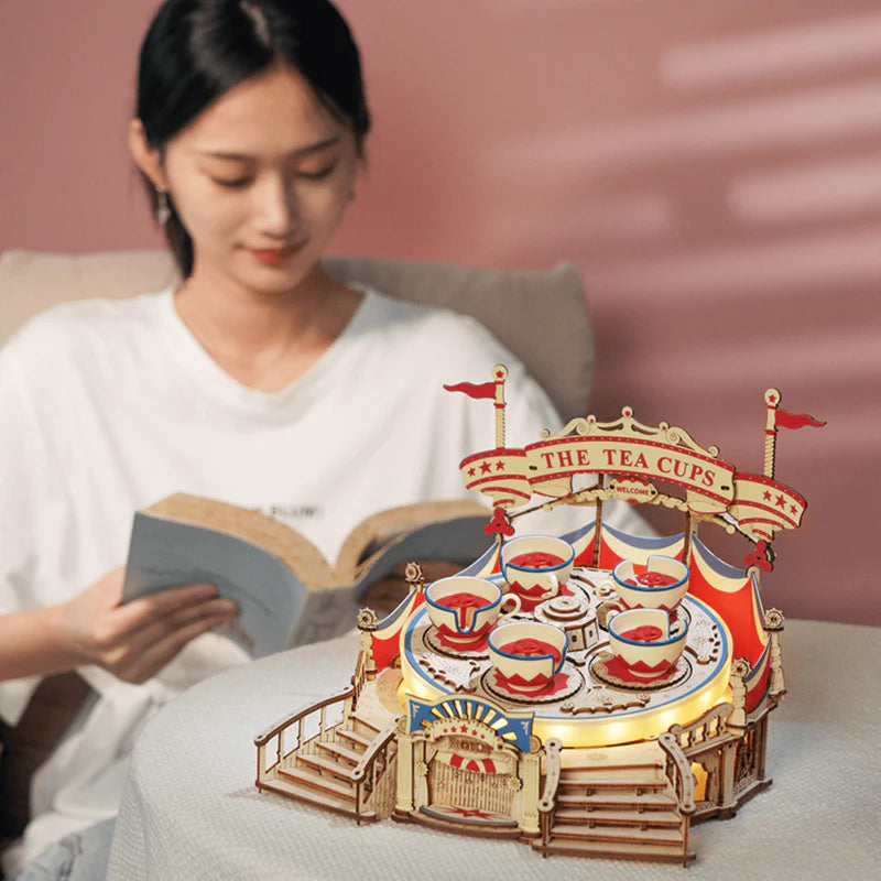 3D Holzpuzzle Tassenkarussell als dekoratives Modell im Wohnbereich